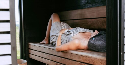 utatások igazolják: a heti rendszeres szaunázás javítja a keringést és csökkenti a betegségek kockázatát. Ismerd meg a biológiai hátteret és a helyes protokollt!